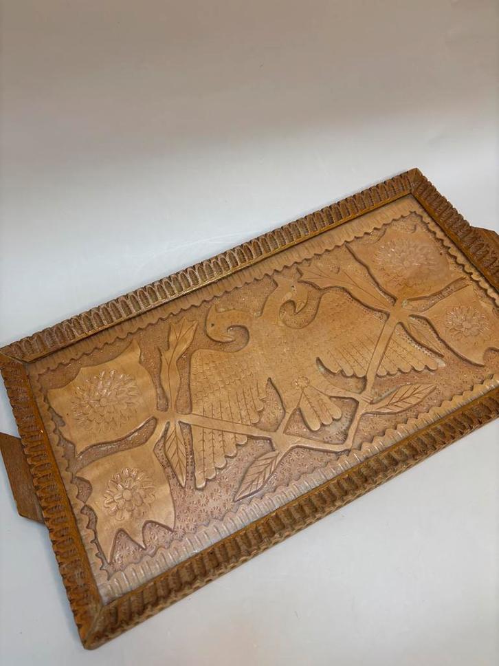 Houten dienblad met Fries houtsnijwerk en glasplaat, Huis en Inrichting, Woonaccessoires | Dienbladen, Zo goed als nieuw, Hout