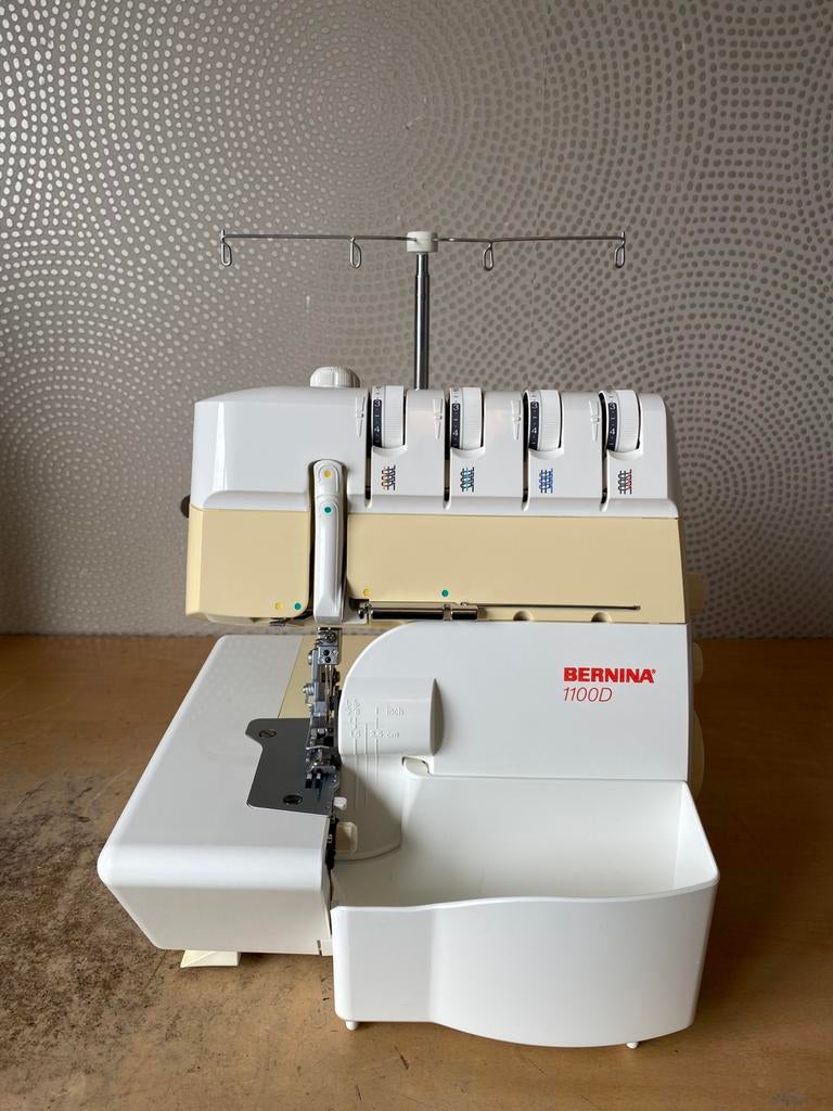 LOCKMACHINE BERNINA 1100D 2/3/4 DRAADS IN NETTE STAAT, Ophalen of Verzenden, Gebruikt, Lockmachine, Bernina