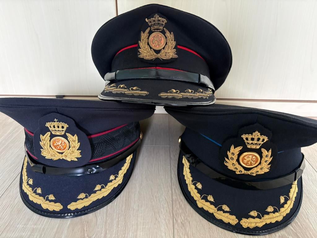 3x ceremoniele pet hoofdofficier, Verzamelen, Ophalen of Verzenden, Landmacht, Nederland, Helm of Baret