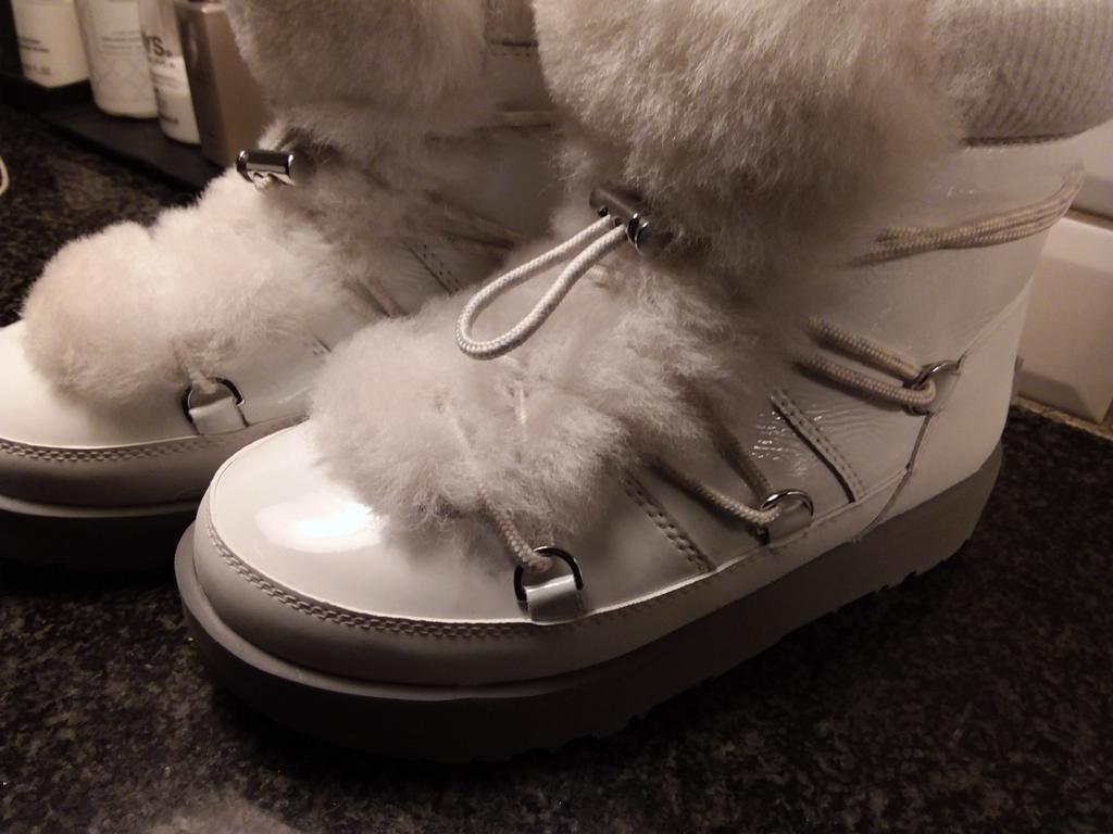 Ugg Highland. Maat 37. NIEUW, Kleding | Dames, Schoenen, Ophalen of Verzenden, Nieuw, Bruin