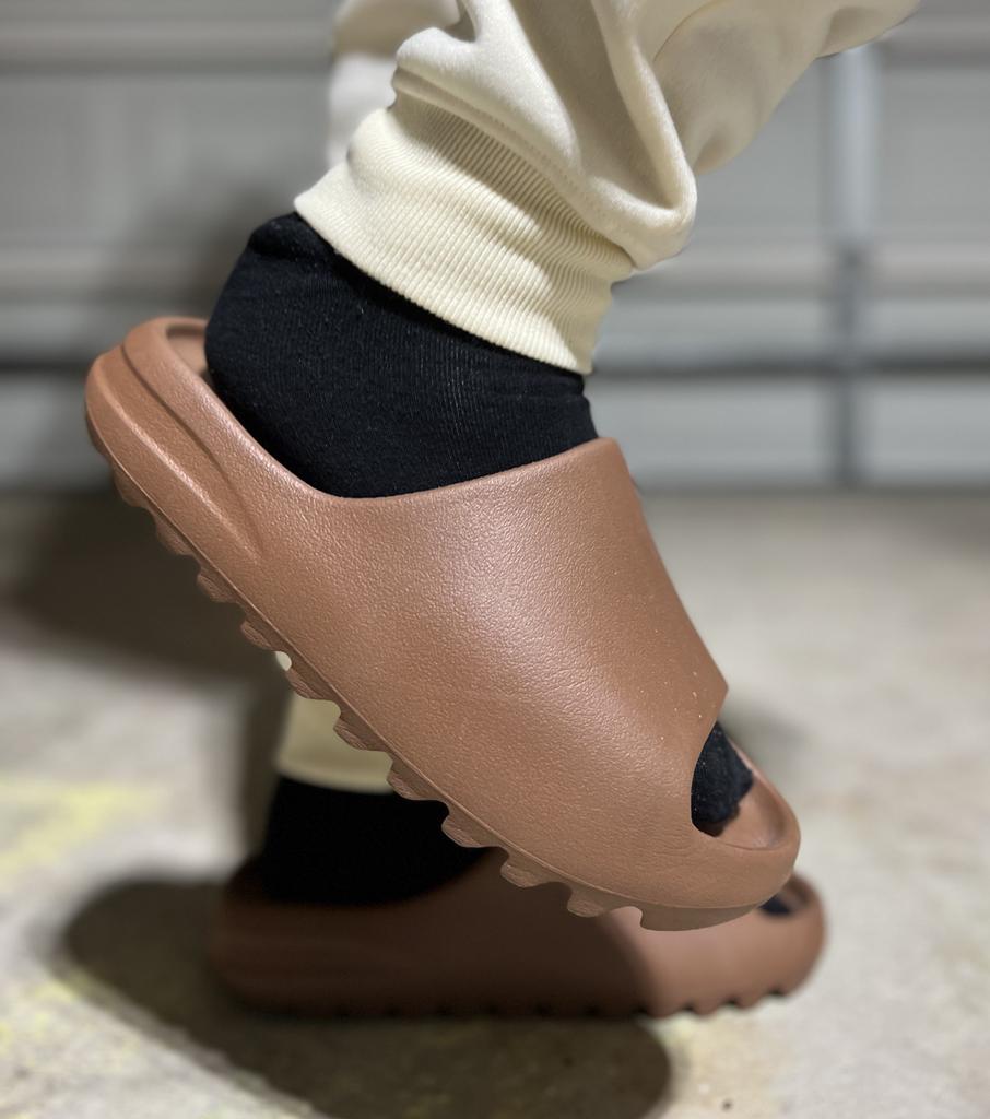 Adidas YEEZY Slide ‘Flax’ - Nieuw - Maat 43, Slippers, Bruin, Nieuw, Ophalen of Verzenden