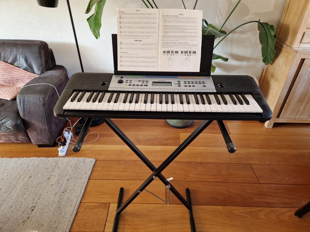 Yamaha YPT-255 keyboard met standaard en handleiding, Muziek en Instrumenten, Keyboards, Ophalen, Zo goed als nieuw, 61 toetsen