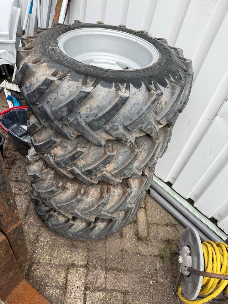 4 nieuwe banden met velg 255/75-15.3  Voor Verreiker etc, Zakelijke goederen, Agrarisch | Onderdelen | Banden, Velgen en Assen