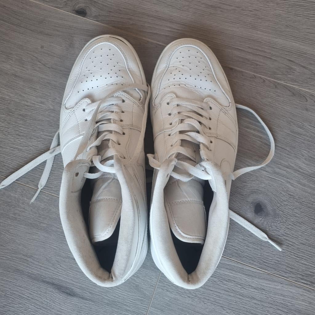 Nike Air Jordan 1 Mid - Triple White - Maat 44.5 (UK 9.5), Kleding | Heren, Schoenen, Wit, Overige typen, Ophalen of Verzenden