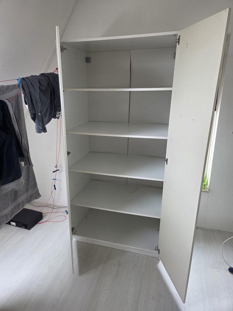 Gratis Witte kledingkast met planken, Huis en Inrichting, Kasten | Kledingkasten, Ophalen, Gebruikt, 50 tot 100 cm, 150 tot 200 cm