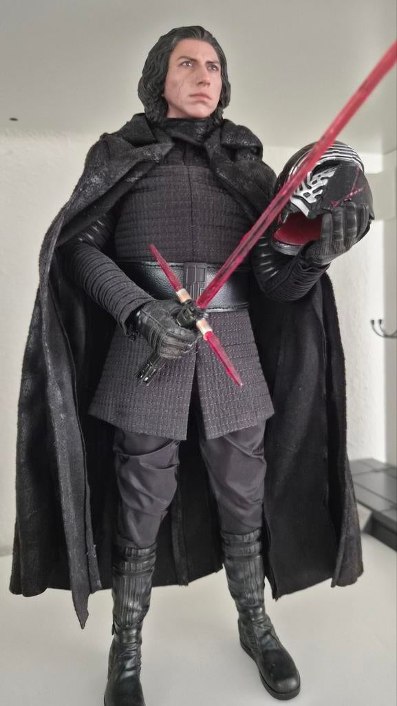 Hot toys Kylo Ren the rise of the skywalker 1/6 scale, Ophalen of Verzenden, Zo goed als nieuw