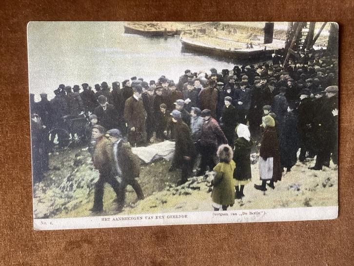 Het aanbrengen van een geredde.veel volk.1907, Verzamelen, Ansichtkaarten | Themakaarten, Voor 1920, Politiek en Historie, Ophalen of Verzenden
