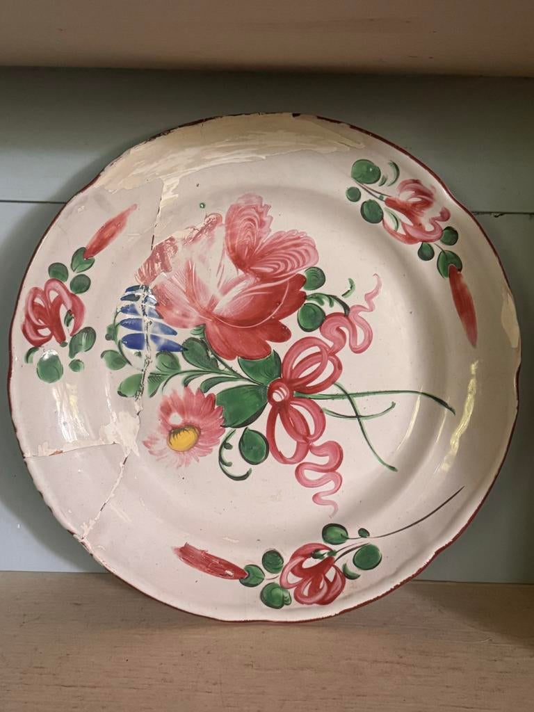 Antiek Frans bord met bloemmotief en reparatie, Ophalen of Verzenden