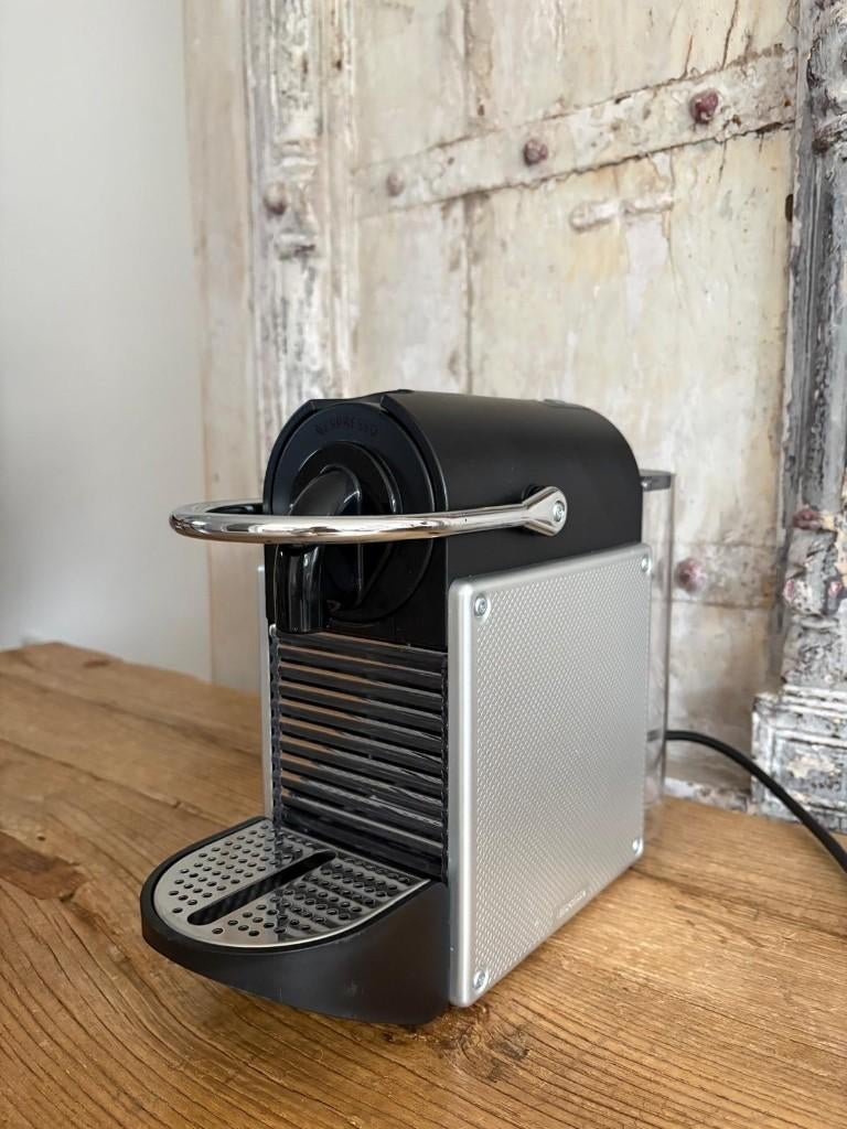 Nespresso Magimix Pixie RVS koffiemachine, Koffiemachine, Ophalen of Verzenden, Zo goed als nieuw, Koffiepads en cups