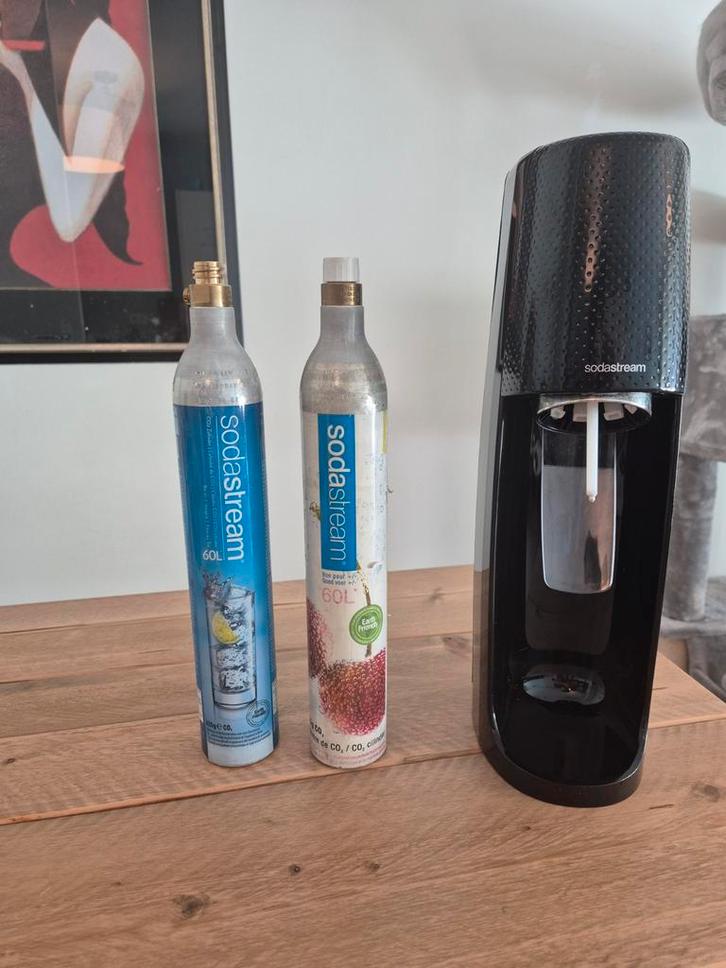 Sodastream apparaat zo goed als nieuw met 2 lege gasflessen, Witgoed en Apparatuur, Overige Witgoed en Apparatuur, Ophalen of Verzenden