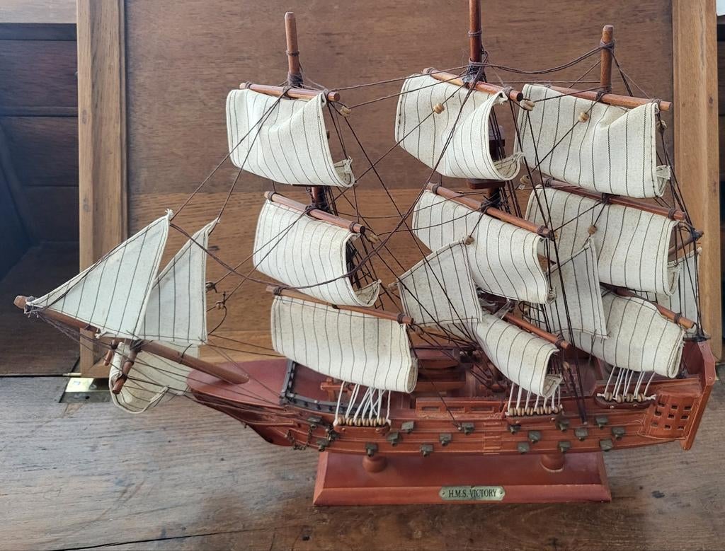 Schip H.M.S Victory 50 x 40 cm schaalmodel., Ophalen of Verzenden, Gebruikt, Overige merken