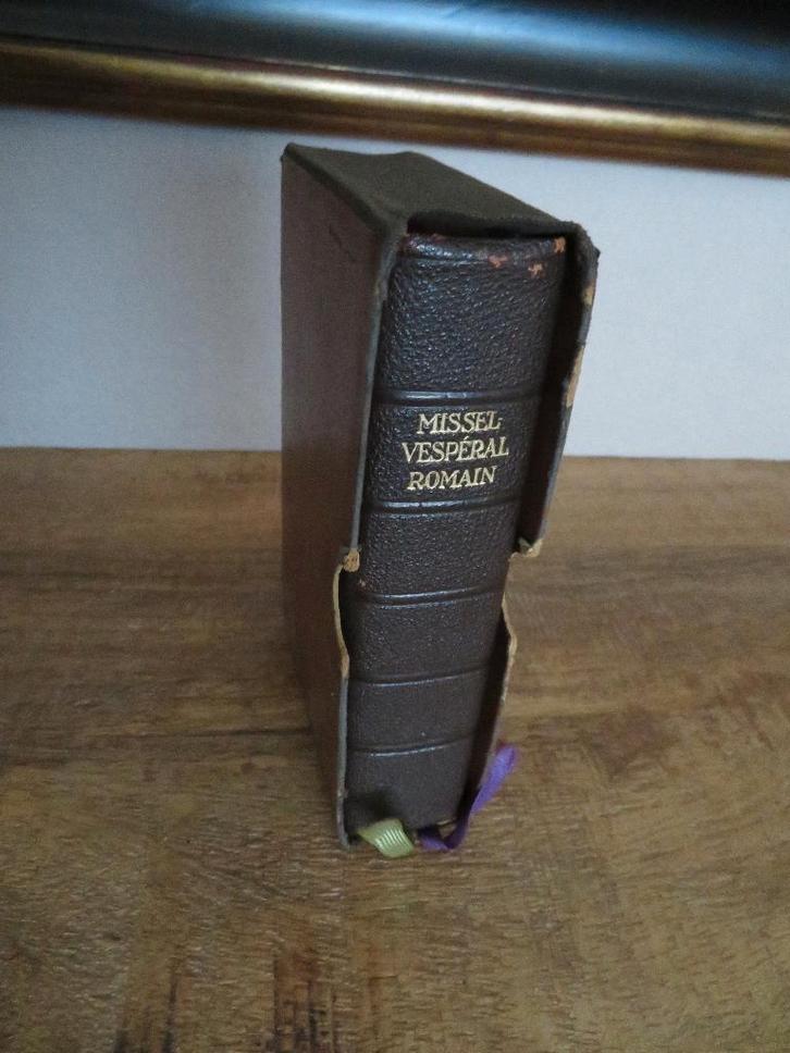 Oud mis en vesper boekje Missel Vespéral Romain, Antiek en Kunst, Antiek | Boeken en Bijbels, Ophalen of Verzenden