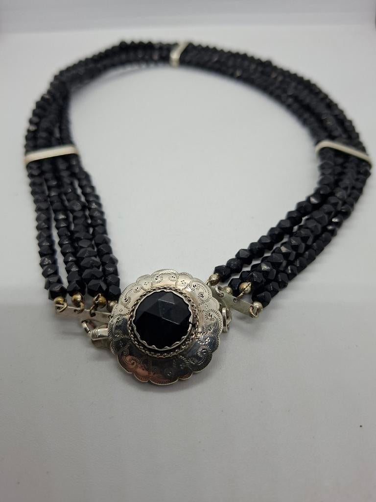 Zwarte git rouwcollier, zilveren slot , lengte 42 cm, Ophalen of Verzenden, Gebruikt, Zwart, Overige materialen
