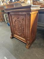 Houten kastje met houtsnijwerk, Ophalen