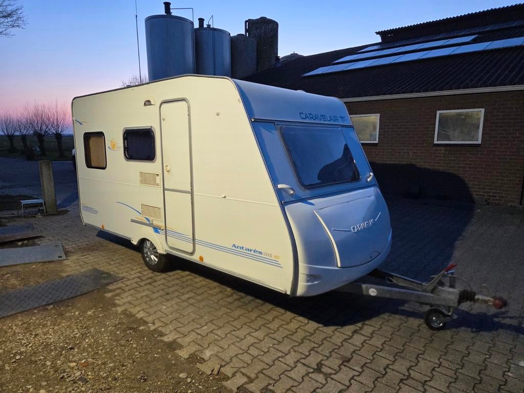 Caravelair 420 antares , bj 2003 met voortent, Caravans en Kamperen, Standaardzit, Dwarsbed, Schokbreker, 750 - 1000 kg