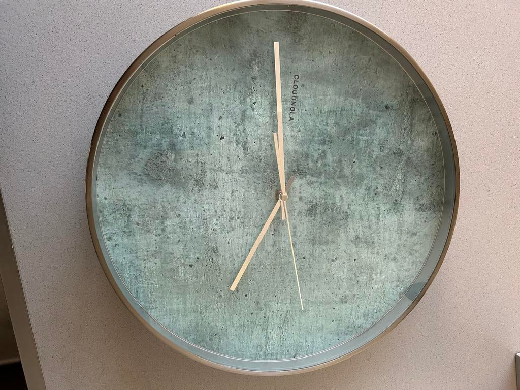 Moderne wandklok, Ophalen of Verzenden, Zo goed als nieuw, Wandklok