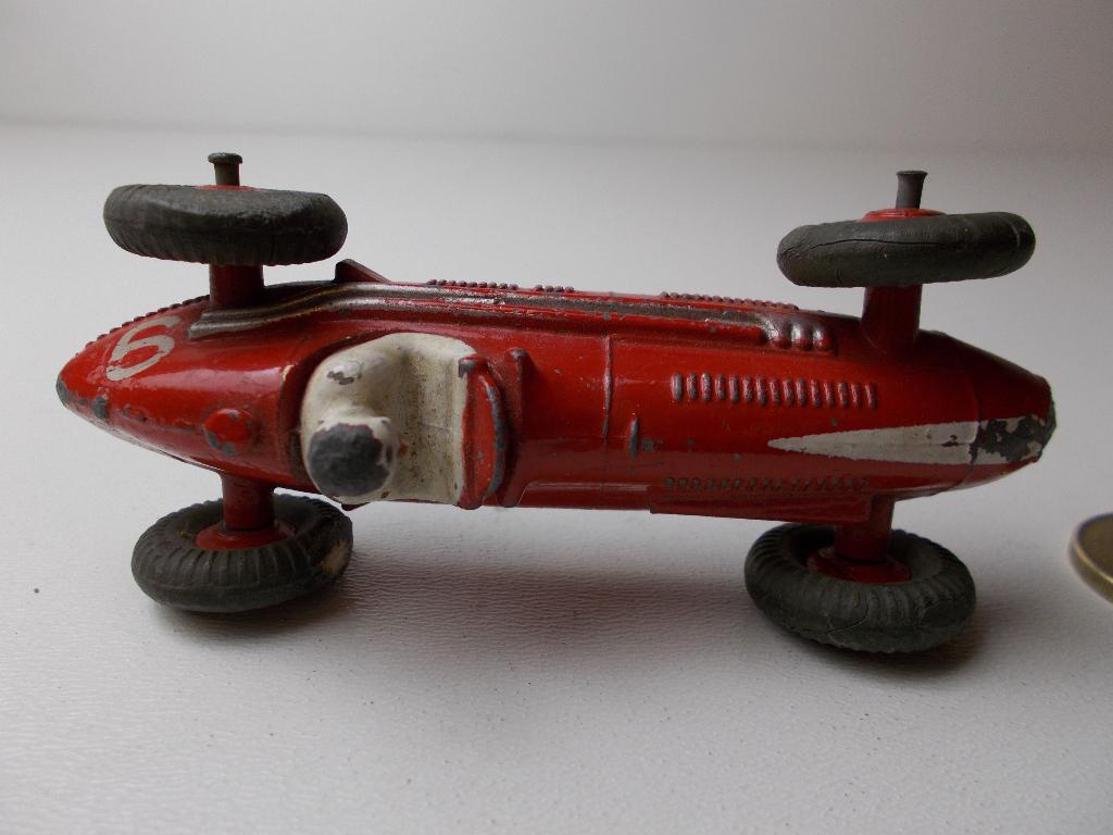 1953 Dinky Toys 23N MASERATI FORMULE 1 RACING CAR. (-B-) RED, Ophalen of Verzenden, Gebruikt, Auto, Dinky Toys