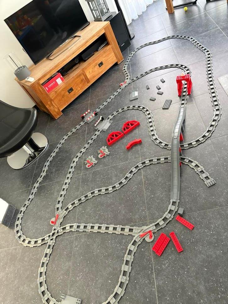 Grote partij LEGO treinrails met bruggen en overweg, Ophalen, Gebruikt, Lego, Losse stenen