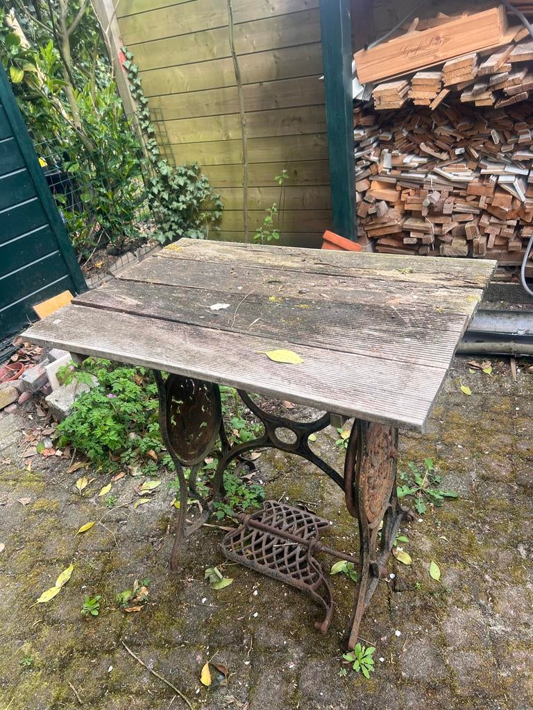 Tafel met onderstel van oude naaimachine, Ophalen