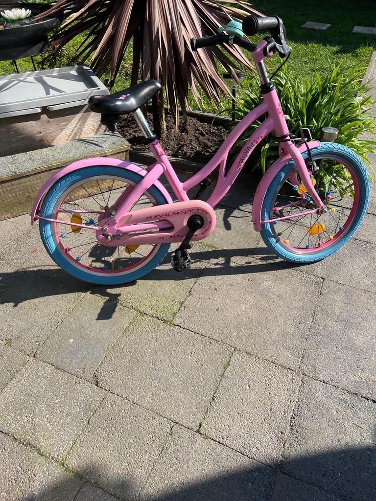 Roze meisjesfiets met blauwe banden, Fietsen en Brommers, Fietsen | Meisjes, Ophalen, Gebruikt, 16 inch, Handrem