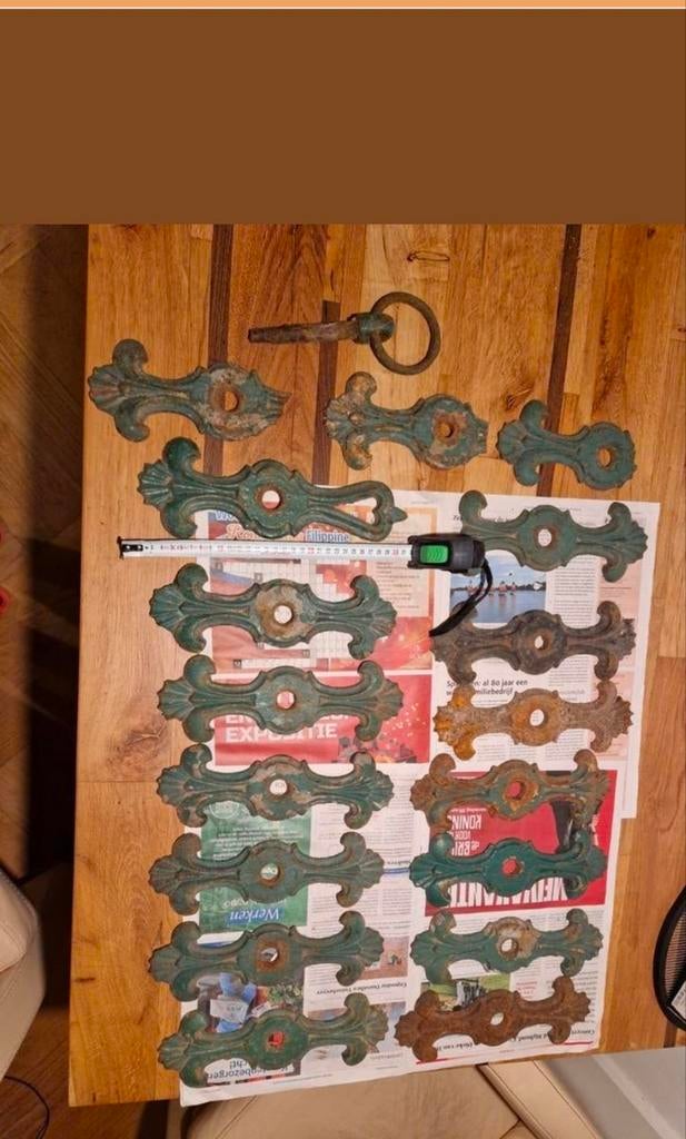 17 gietijzeren muurankers en één gietijzeren pin, Ophalen of Verzenden