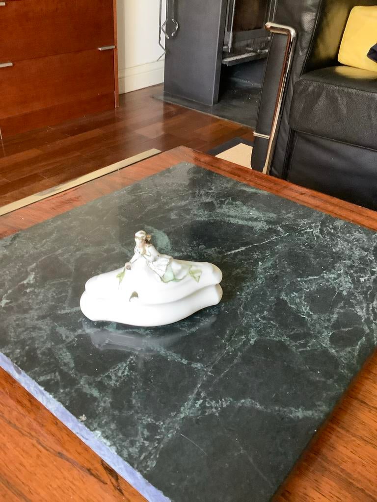 Antiek porseleinen doosje met figuur, Ophalen of Verzenden