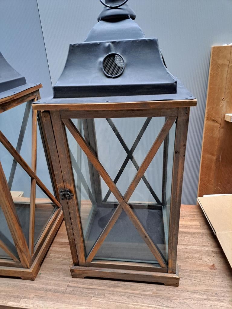Set van 2 houten lantaarns met metalen dak, Ophalen of Verzenden, Zo goed als nieuw