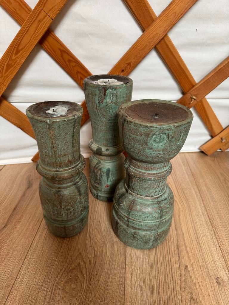 Set van 3 Vintage Houten Kandelaars - Groen Patina, Ophalen of Verzenden, Groen, Hout, Minder dan 25 cm