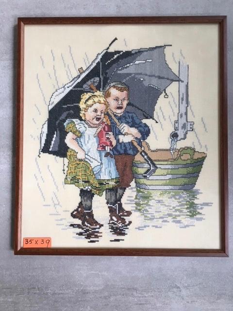 Ot en Sien onder de paraplu geborduurd, Huis en Inrichting, Woonaccessoires | Schilderijen, Tekeningen en Foto's, Minder dan 50 cm