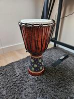 Prachtige Djembe met uniek kralenpatroon, Muziek en Instrumenten, Percussie, Ophalen, Zo goed als nieuw, Trommel