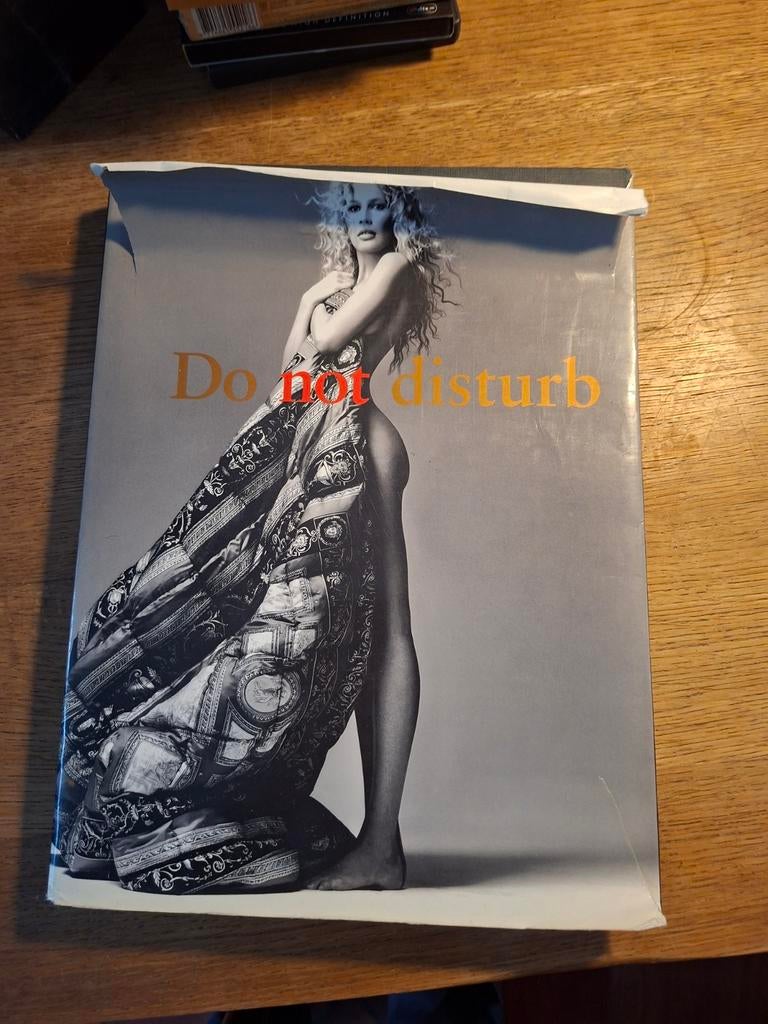 Do not disturb Gianni versace fotoboek fashion design, Verzenden, Overige onderwerpen