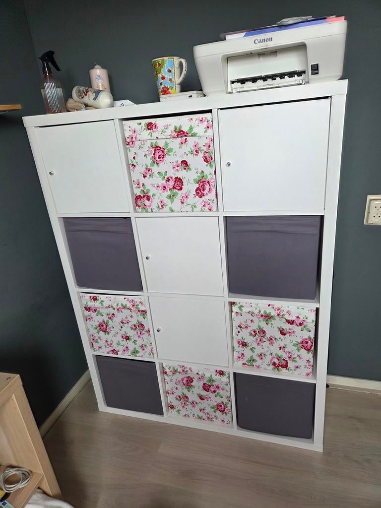 Witte Kallax kast met 9 vakken en deurtjes, Huis en Inrichting, Kasten | Boekenkasten, Gebruikt, 50 tot 100 cm, 100 tot 150 cm