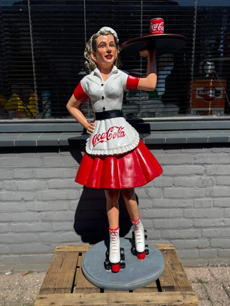 Coca Cola serveerster op rolschaatsen beeld, Verzamelen, Ophalen, Gebruikt, Mens