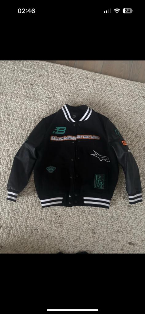 Black Bananas Varsity Jacket | Maat 12 jaar / 152 cm, Kleding | Heren, Overige Herenkleding, Nieuw, Ophalen of Verzenden