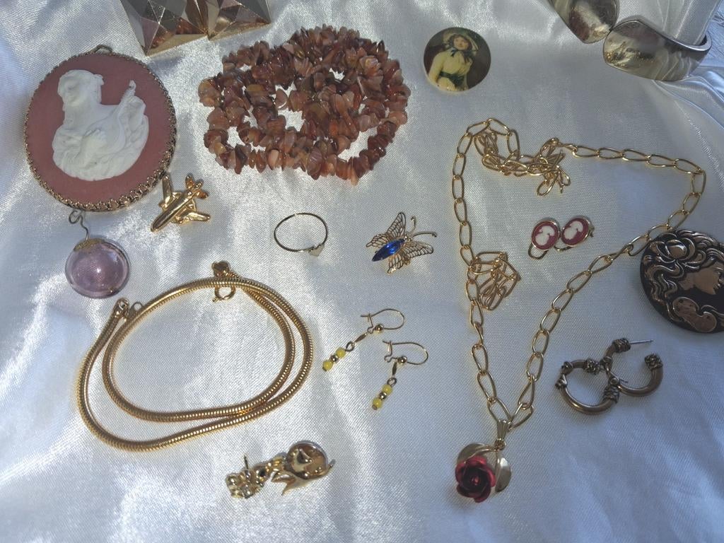 Sieraden  uit  boedelruiming, Ophalen of Verzenden, Overige materialen
