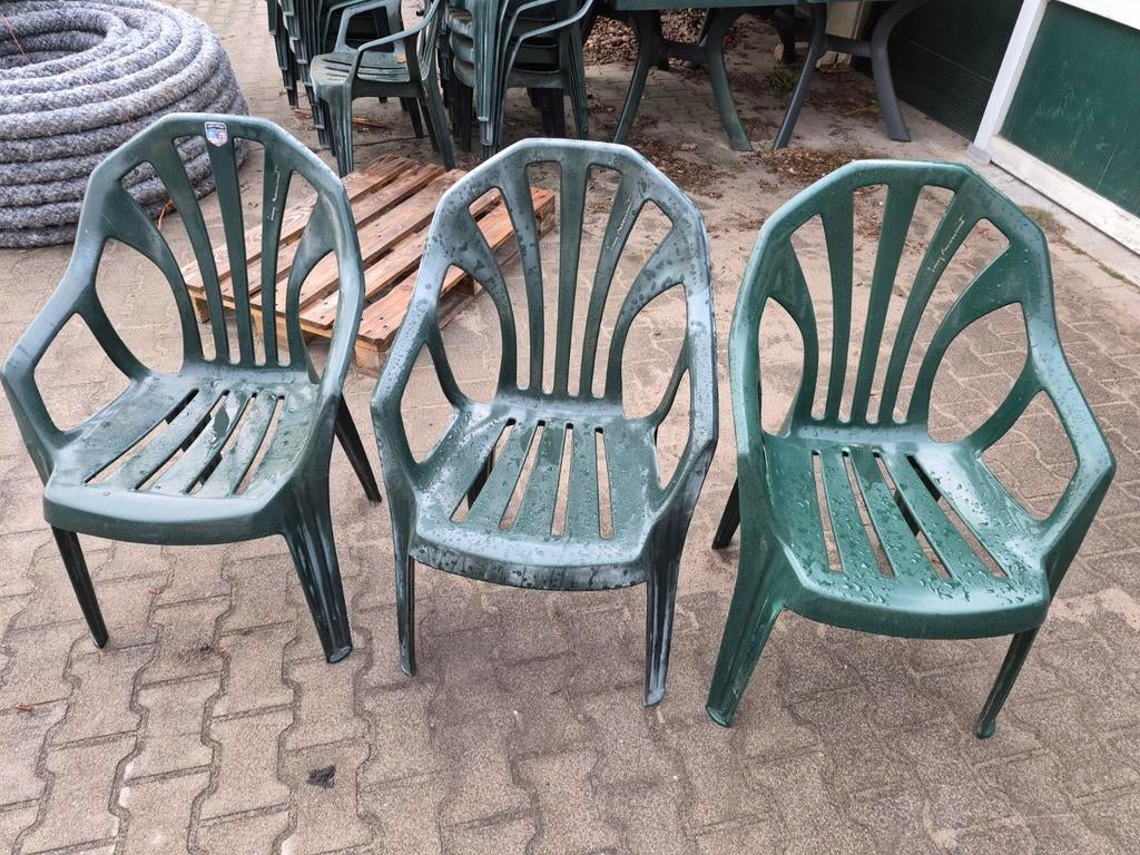 Kunststof stapelstoelen en bijpassende tafels, Ophalen, Kunststof, Gebruikt, Tuinset