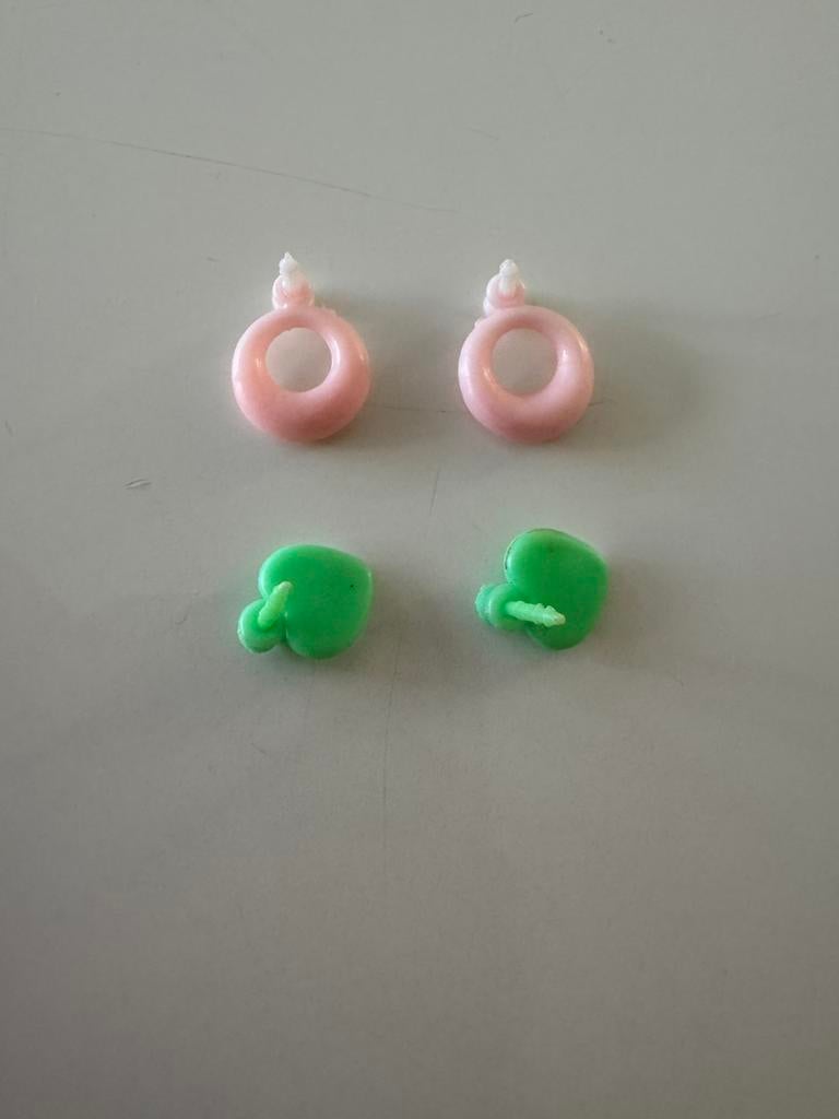 Barbie plastic oorbellen geen mattel, Ophalen of Verzenden, Gebruikt, Accessoires