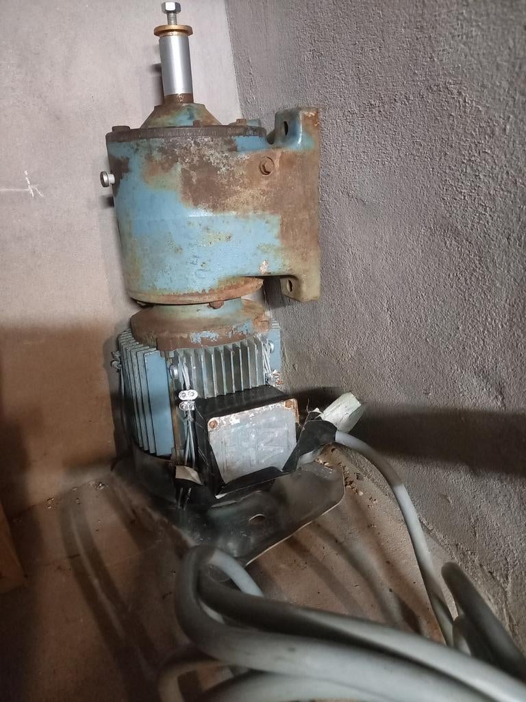 Krachtstroommotor met vertragingskast, Doe-het-zelf en Verbouw, Ophalen, Gebruikt, Elektromotor, Minder dan 1400 rpm