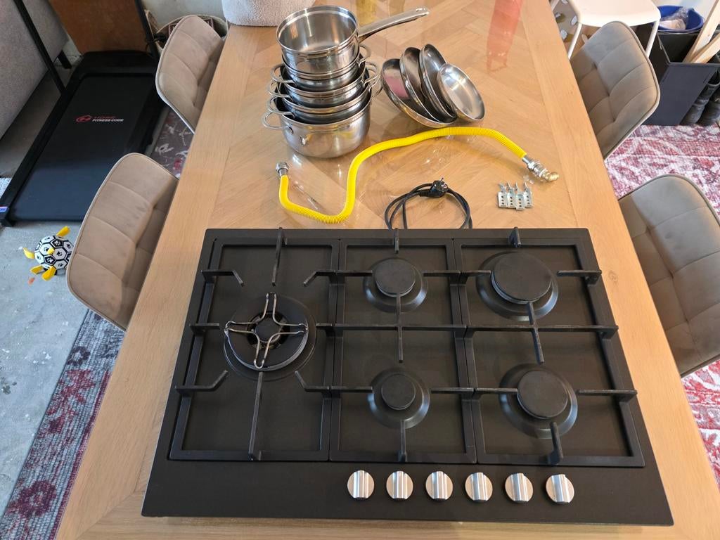 Gasstel met pannenset zie omschrijving, Witgoed en Apparatuur, Kookplaten, Ophalen, 4 kookzones, Zo goed als nieuw, Inbouw