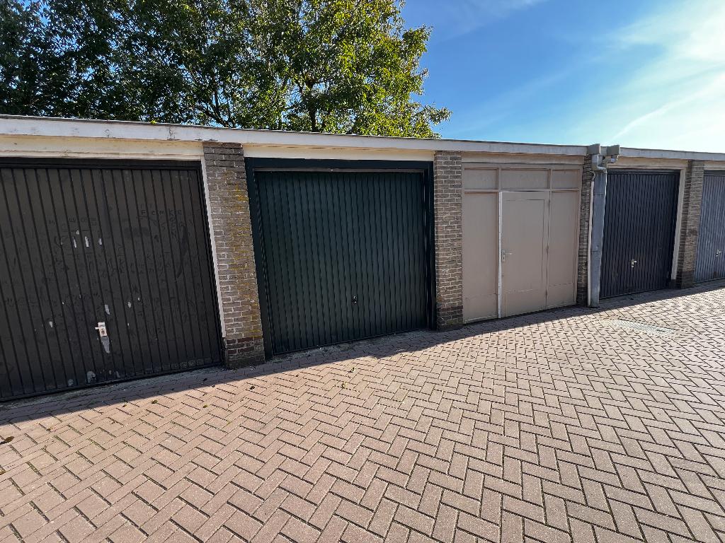 Hoge garagebox te huur op toplocatie in Nieuw-Loosdrecht