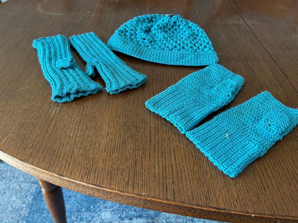 Gehaakte en gebreide muts met twee paar handschoenen, Ophalen of Verzenden, Gedragen, Muts