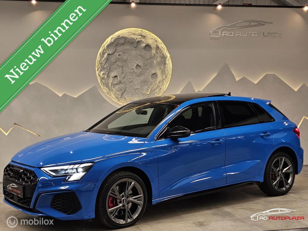 Audi A3 Sportback 45 TFSI e S edition Competition Panorama/M, Auto's, Audi, Zwart, 4 cilinders, Blauw, Leder en Stof