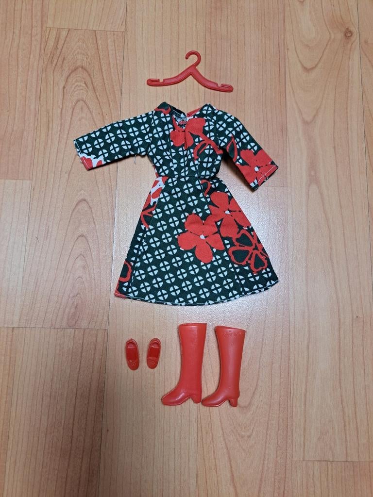 Vintage jaren 60 barbie jurkje met accessoires, Kinderen en Baby's, Speelgoed | Poppen, Ophalen of Verzenden, Zo goed als nieuw