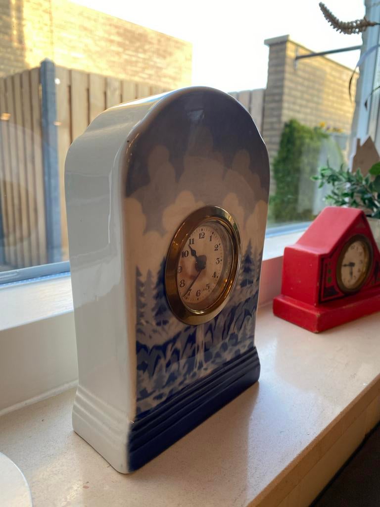 Porseleinen schoorsteenklok, Ophalen