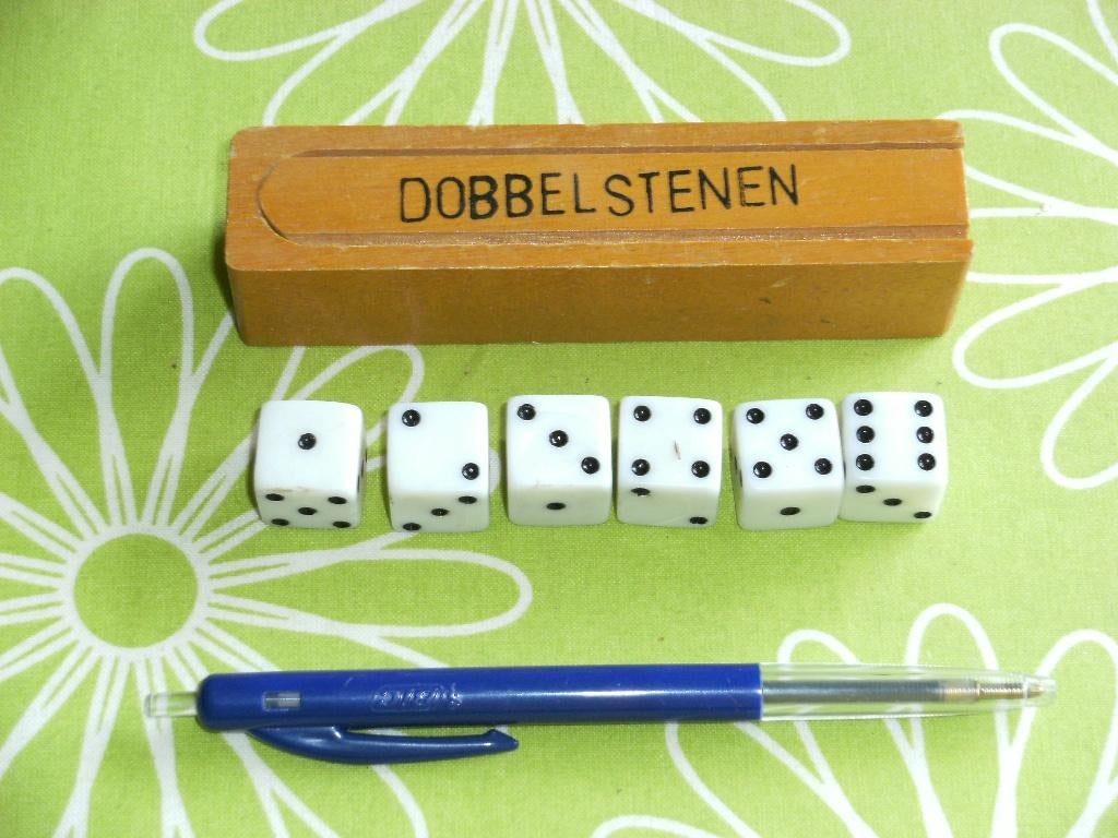 6 vintage dobbelstenen in kistje, Ophalen of Verzenden, Gebruikt