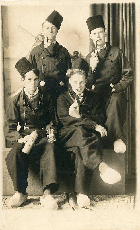 VOLENDAM – Fotokaart 4 mannen in Klederdracht 1950 (VK496), Verzamelen, Ansichtkaarten | Themakaarten, Ongelopen, 1940 tot 1960