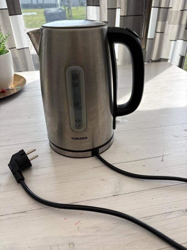 Tomado waterkoker metaalkleur, Witgoed en Apparatuur, Waterkokers, 1 tot 2 liter, Ophalen of Verzenden, Zo goed als nieuw, Draadloos