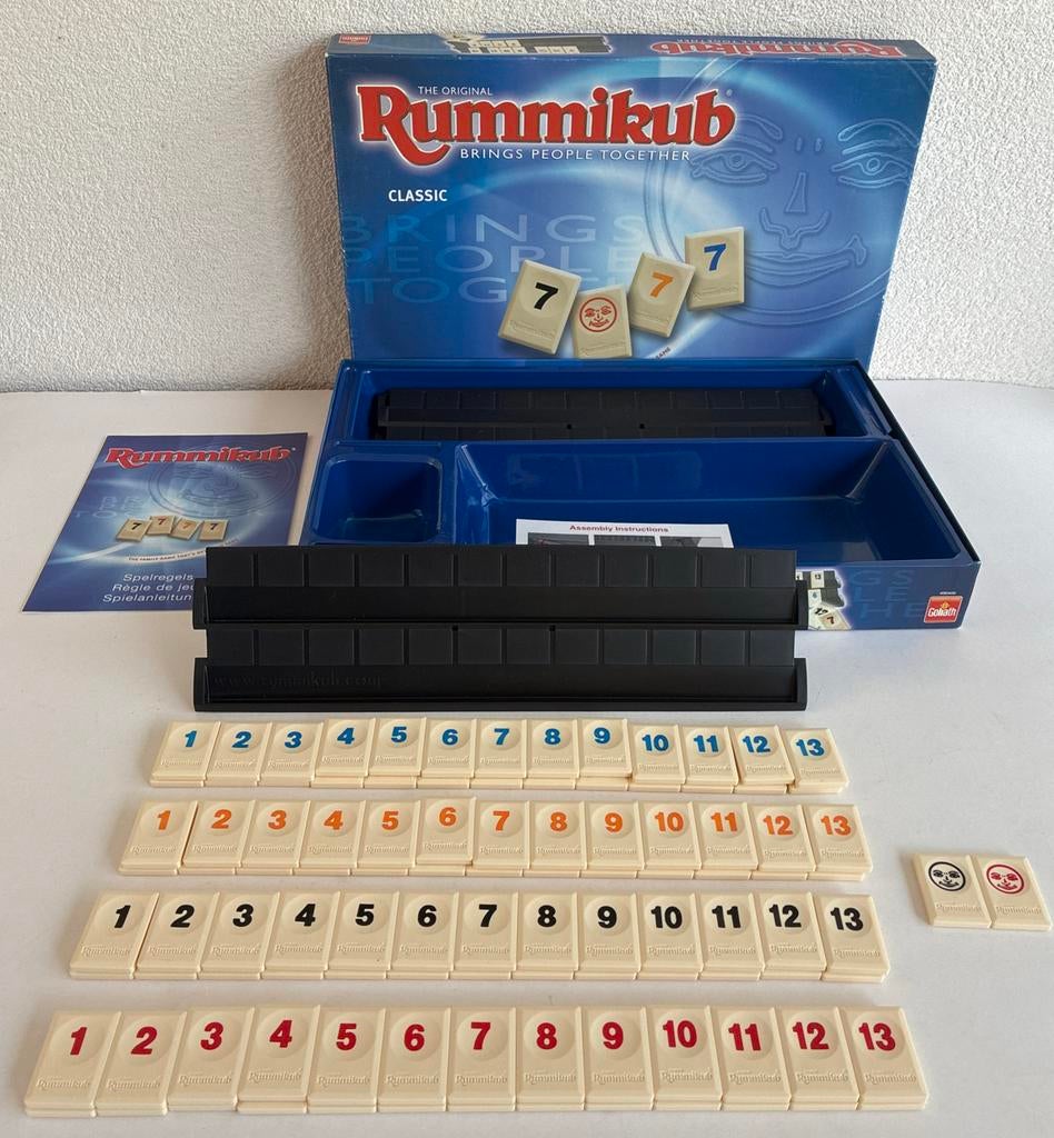 Rummikub Classic met grote stenen - Compleet gezelschapsspel, Drie of vier spelers, Ophalen of Verzenden, Zo goed als nieuw