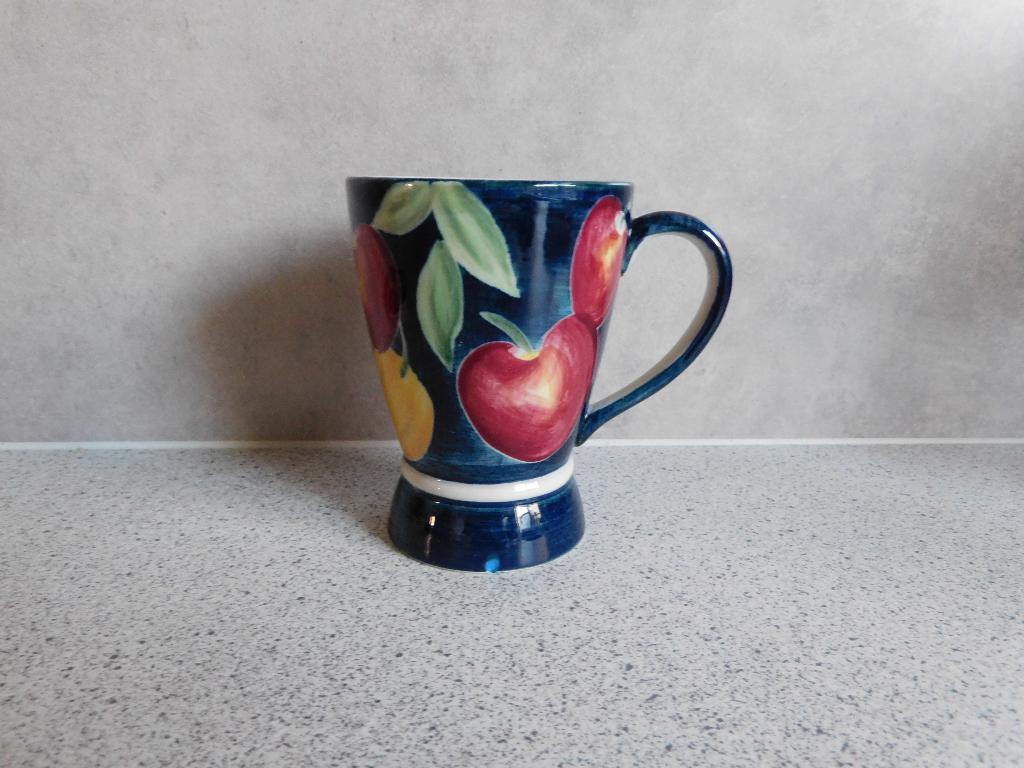 Mok 11 cm. Rode Appel  Vic's Handpainted, Ophalen of Verzenden, Zo goed als nieuw, Overige stijlen, Kop(pen) en/of Schotel(s)