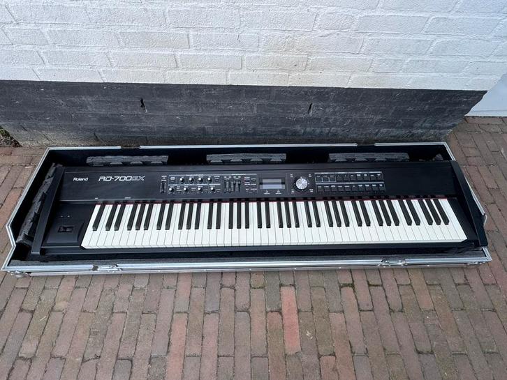 Roland RD700GX, Muziek en Instrumenten, Keyboards, Zo goed als nieuw, 88 toetsen, Roland, Aanslaggevoelig, Met standaard, Midi-aansluiting